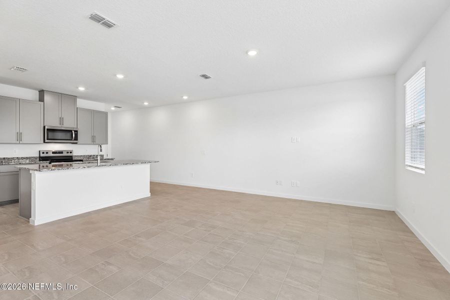 Spacious, unfurnished interior of a new home in , Middleburg (Image 16).