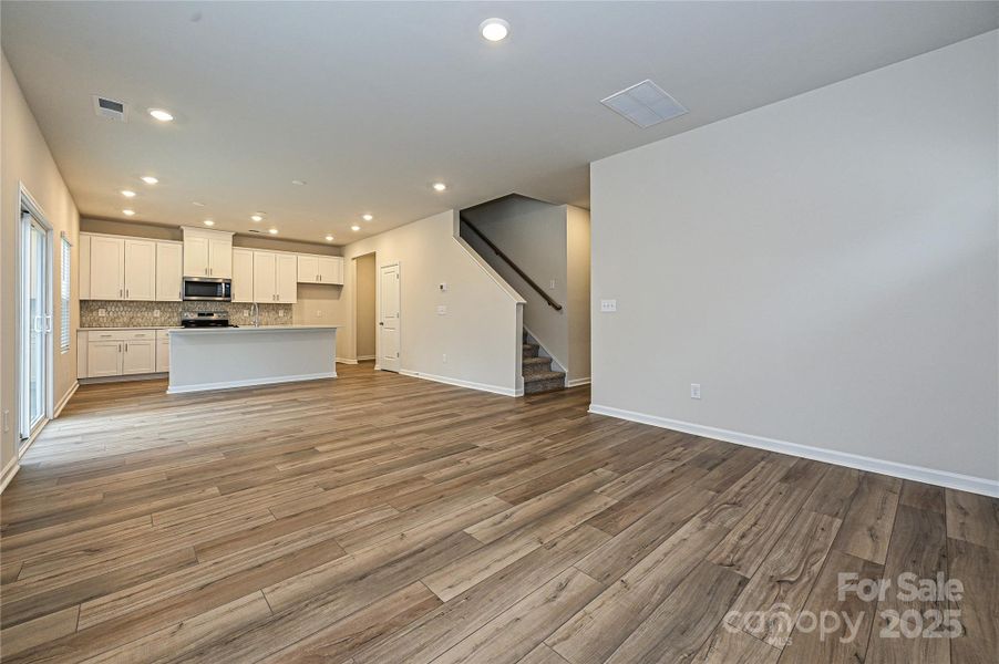 Spacious, unfurnished interior of a new home in Buffalo Ridge, Newton (Image 8).
