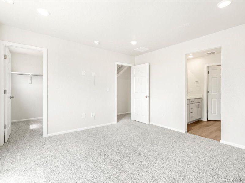 Spacious, unfurnished interior of a new home in Three Hills, Morrison (Image 32).