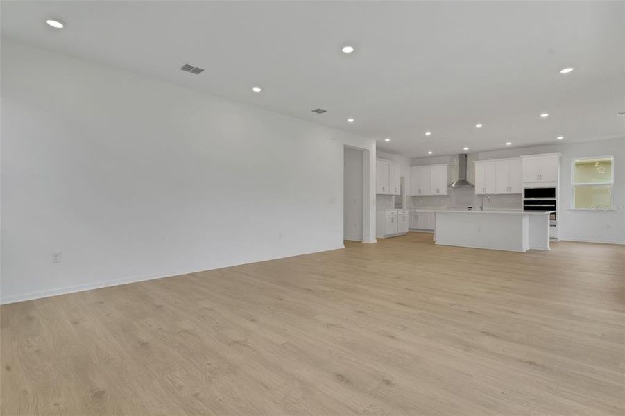Spacious, unfurnished interior of a new home in Crossroads at Kelly Park, Apopka (Image 18).