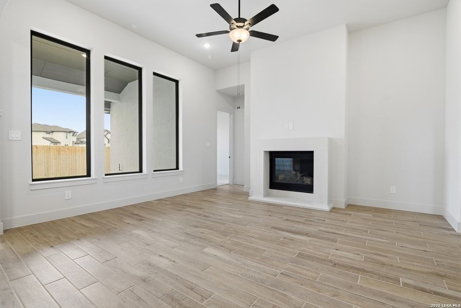 Spacious, unfurnished interior of a new home in Haby Hill 50s, San Antonio (Image 25).