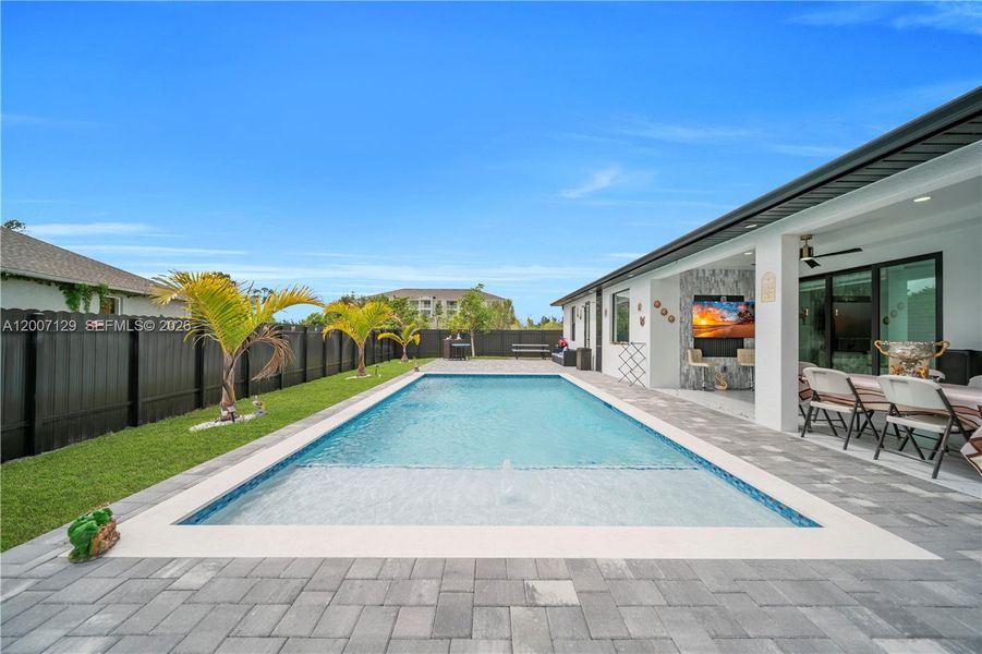 Exterior details and patio area of a home in , Cape Coral (Image 30).