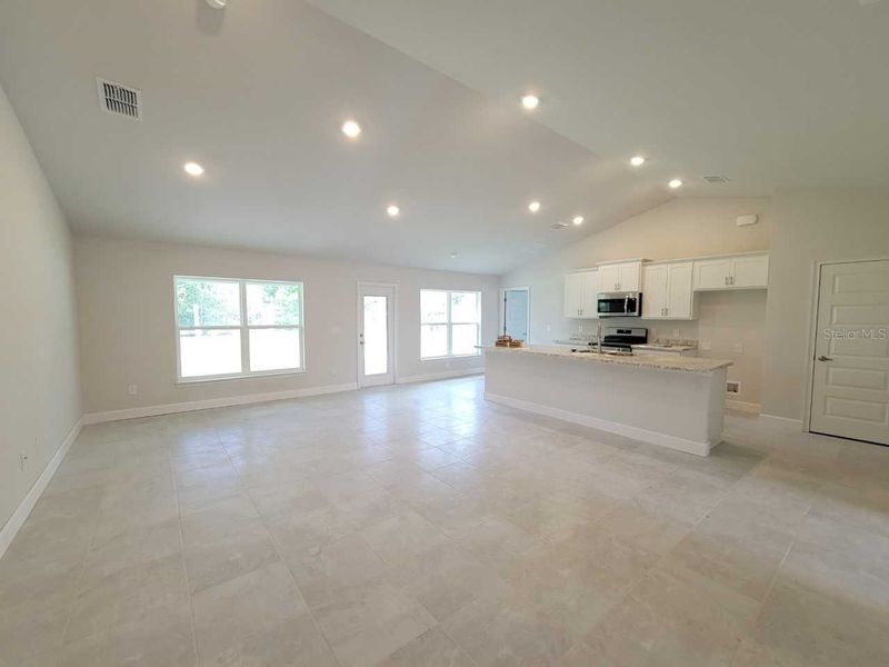 Spacious, unfurnished interior of a new home in Marion Oaks, Ocala (Image 6).