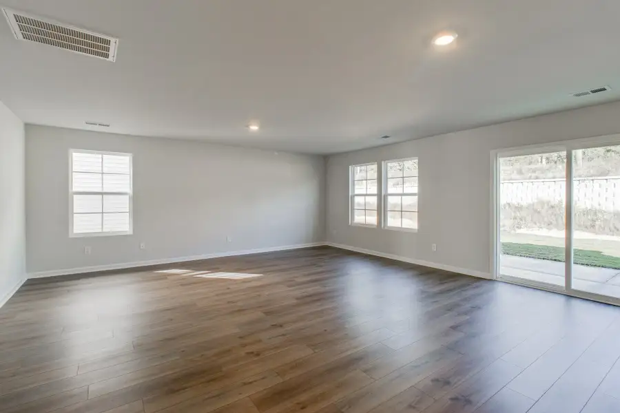 Spacious, unfurnished interior of a new home in Bluefield, Lexington (Image 18).
