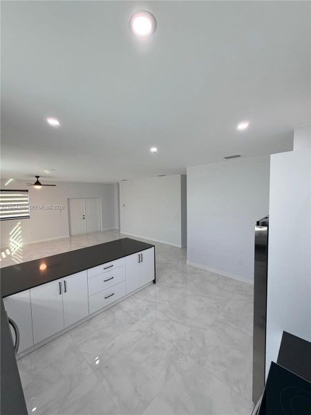 Spacious, unfurnished interior of a new home in , Lehigh Acres (Image 9).