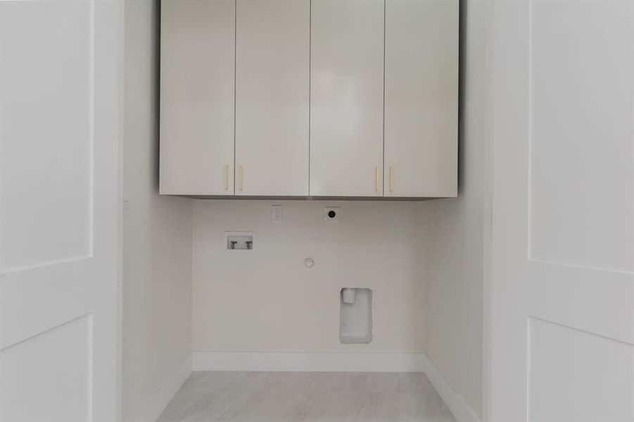 Laundry area with  dryer and washing machine hookup