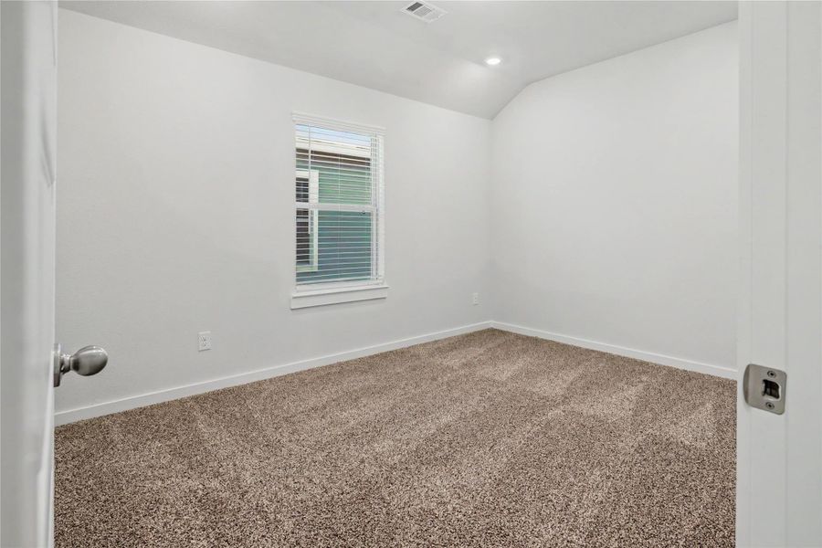 Spacious, unfurnished interior of a new home in Glendale Lakes, Rosharon (Image 32).