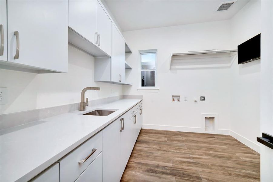 Furnished interior view inside a new home in , Dallas (Image 14).