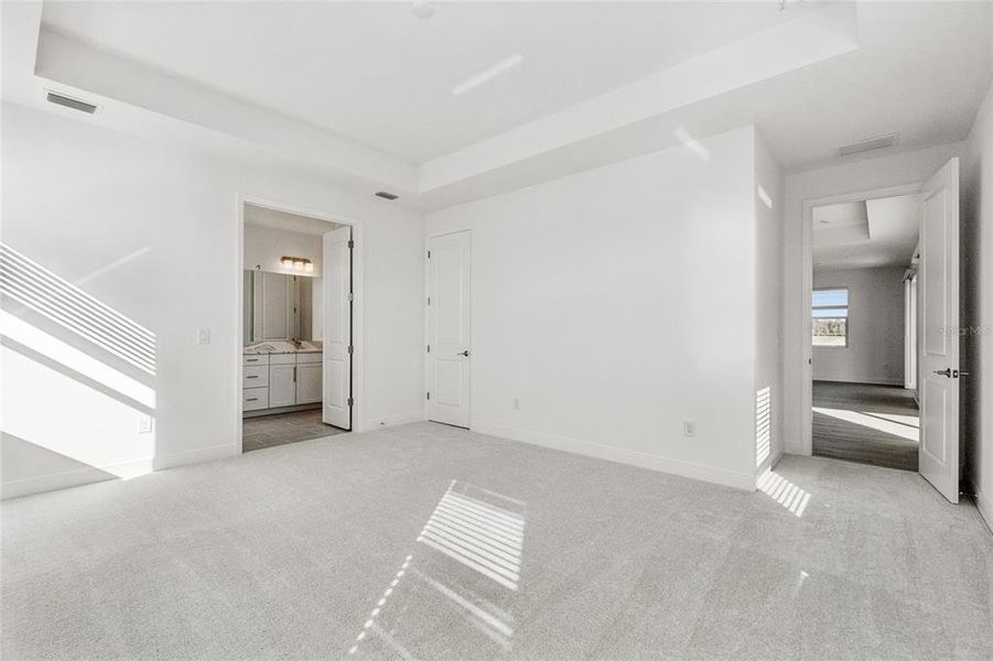 Spacious, unfurnished interior of a new home in Hawkstone, Sarasota (Image 35).