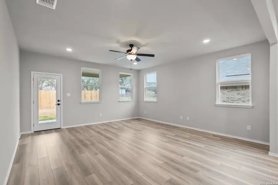 Spacious, unfurnished interior of a new home in Hannah Heights, Seguin (Image 30).