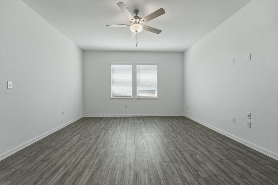 Spacious, unfurnished interior of a new home in Longview, Del Valle (Image 9).