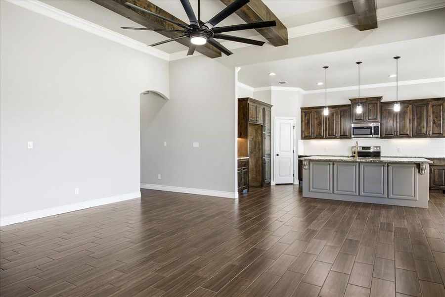 Spacious, unfurnished interior of a new home in , Granbury (Image 19).