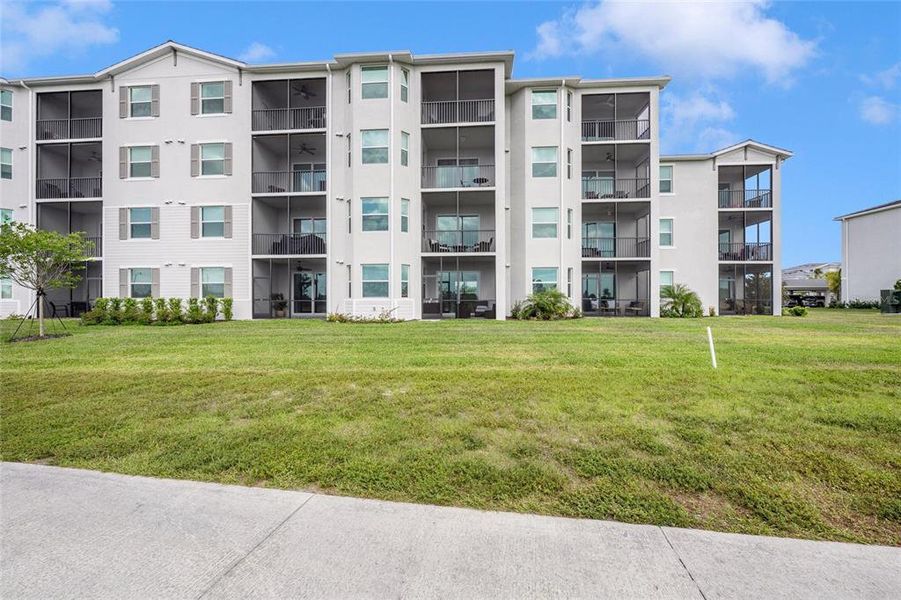 Condo located in Venice, FL showcasing its design and architecture (Image 5).