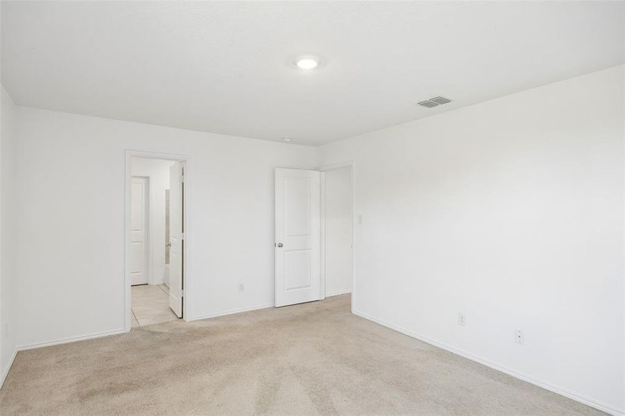 Spacious, unfurnished interior of a new home in Trinity West, Dallas (Image 23).