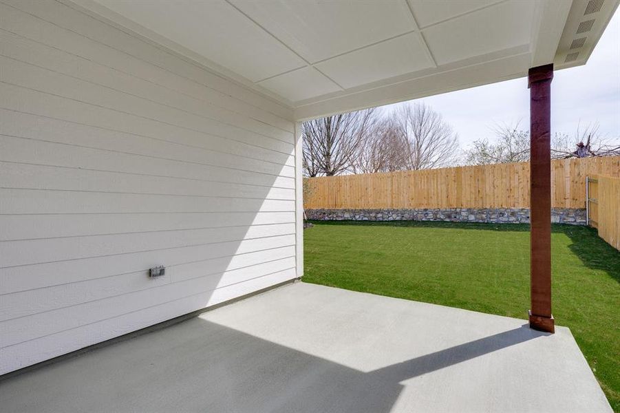 Exterior details and patio area of a home in Edmonds Ranch, Seagoville (Image 3).