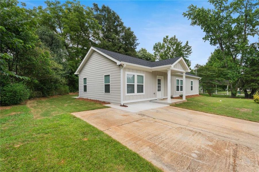 Exterior details and patio area of a home in , Austell (Image 19).