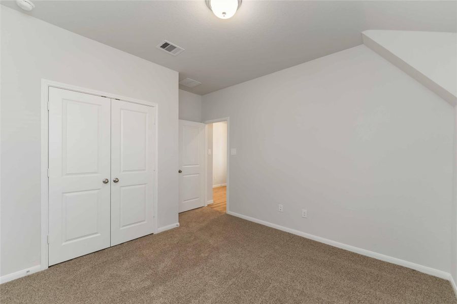 Spacious, unfurnished interior of a new home in Sunrise Cove, Texas City (Image 20).