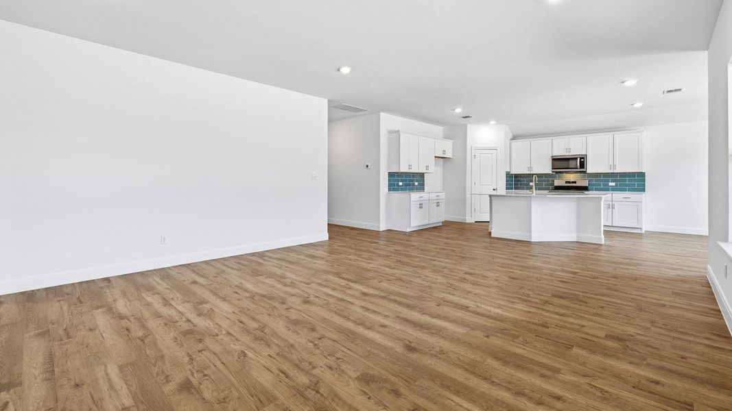 Spacious, unfurnished interior of a new home in Railhead, Cedar Creek (Image 14).