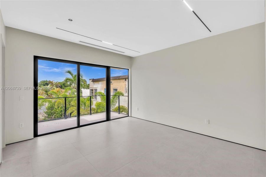 Spacious, unfurnished interior of a new home in , Miami (Image 51).