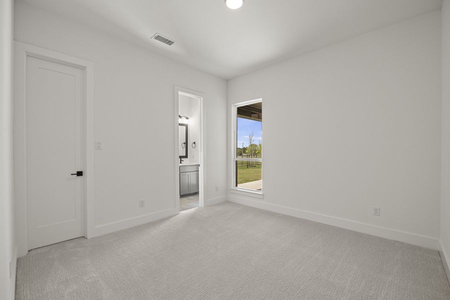 Spacious, unfurnished interior of a new home in Winding Creek, Rockwall (Image 35).
