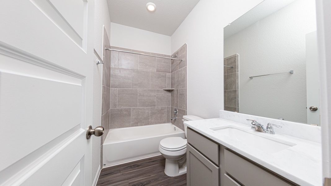 Representative furnished interior of a home built from the The Lakewood by Legend Homes in Cinco Lakes, San Antonio (Image 5).