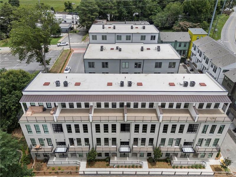 Condo located in Atlanta, GA showcasing its design and architecture (Image 3).