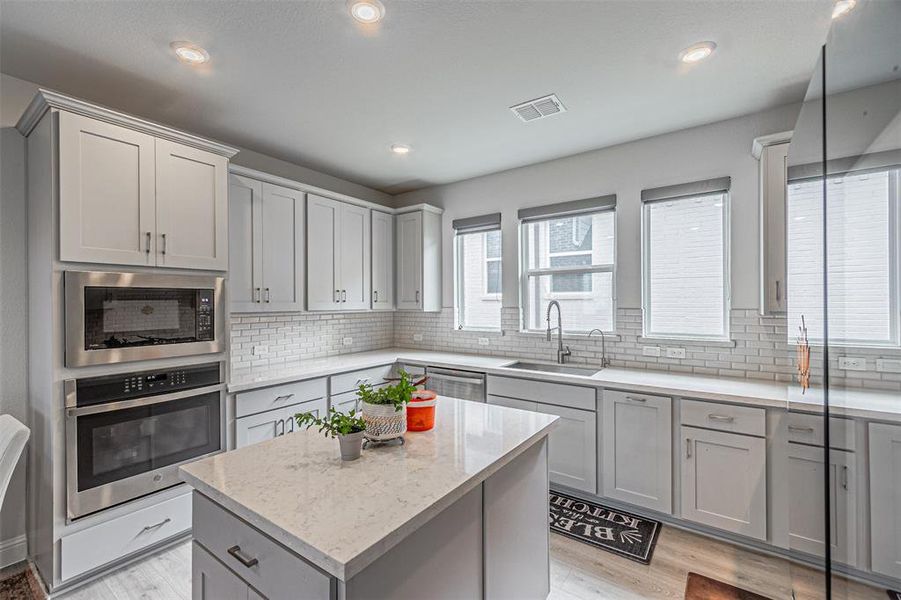 Furnished interior view inside a new home in Stoneridge, Melissa (Image 33).