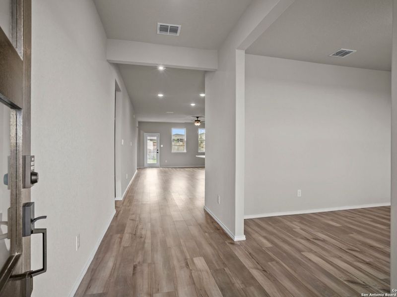 Spacious, unfurnished interior of a new home in Comanche Ridge, San Antonio (Image 18).
