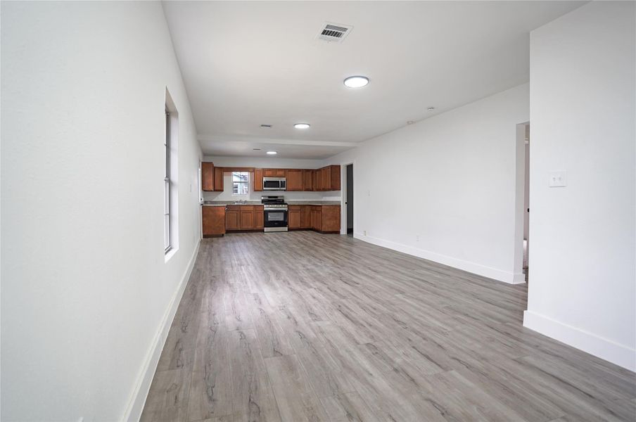 Spacious, unfurnished interior of a new home in , Houston (Image 8).