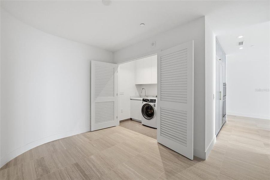Spacious, unfurnished interior of a new home in , Tampa (Image 28).
