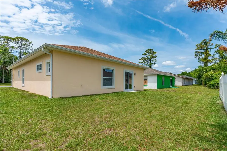 Exterior details and patio area of a home in , Daytona Beach (Image 3).