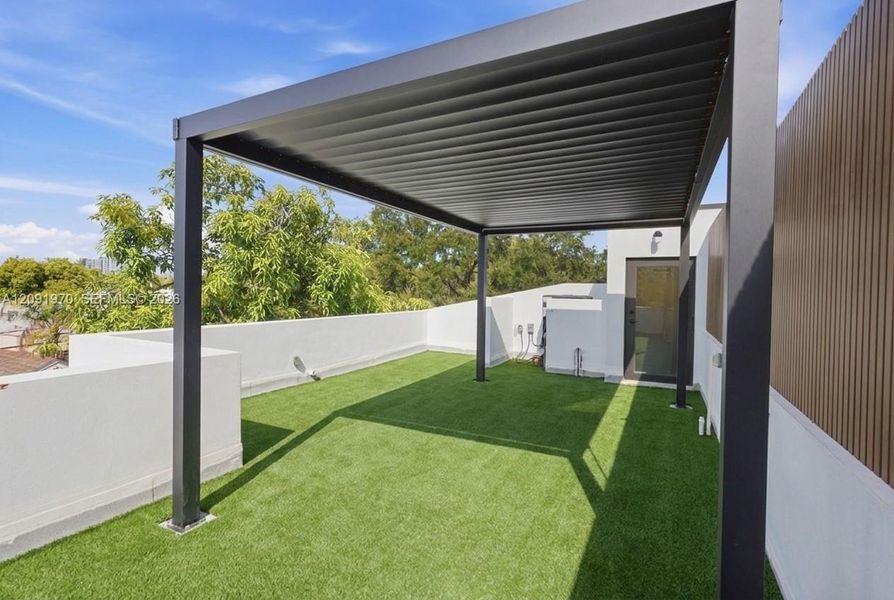Exterior details and patio area of a home in , Miami (Image 28).