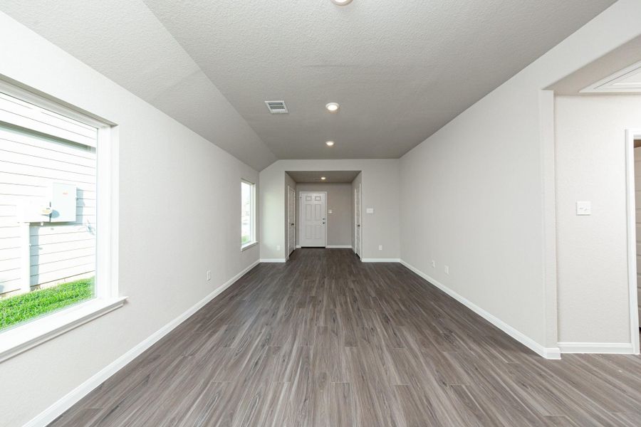 Spacious, unfurnished interior of a new home in Cliffstone Hills, Conroe (Image 9).