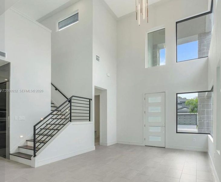 Spacious, unfurnished interior of a new home in , Davenport (Image 13).