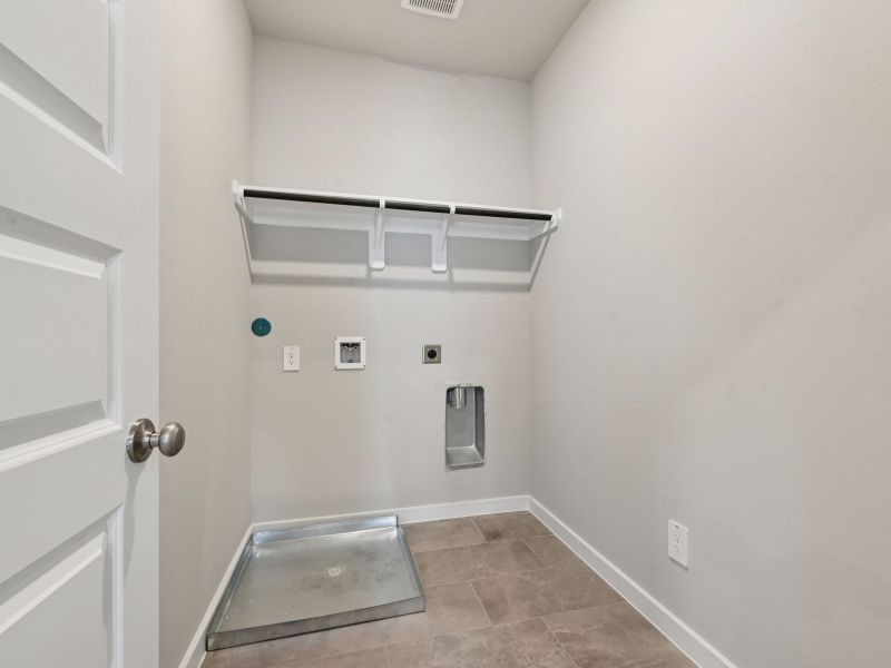 Spacious, unfurnished interior of a new home in Pinewood Trails - City Series, Atascocita (Image 26).