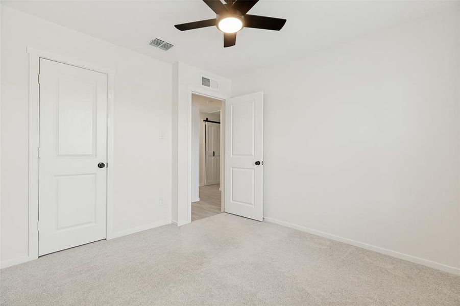 Spacious, unfurnished interior of a new home in Tillage Farms, Princeton (Image 30).