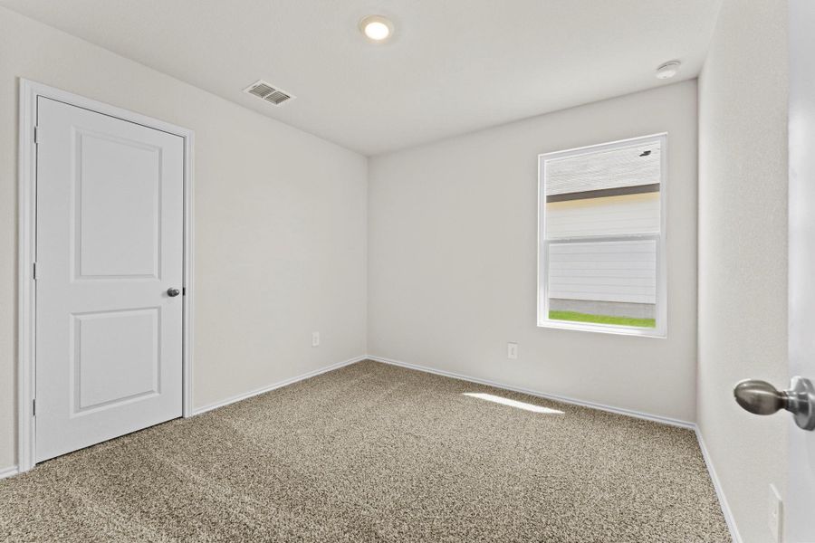Spacious, unfurnished interior of a new home in Ladera, Luling (Image 20).