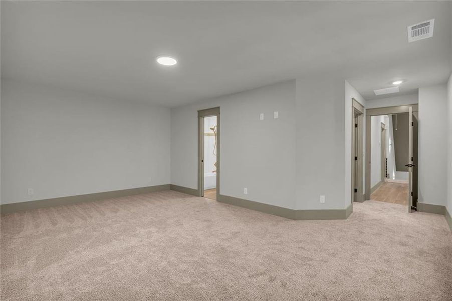Spacious, unfurnished interior of a new home in , Monroe (Image 32).