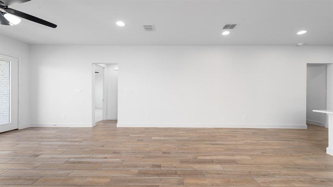 Spacious, unfurnished interior of a new home in Trinity Falls 45', McKinney (Image 12).