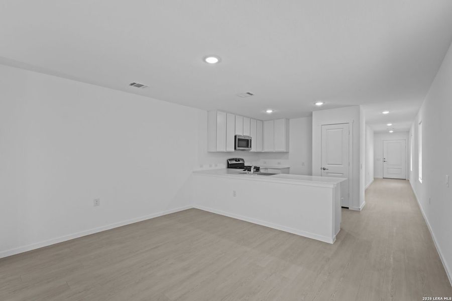 Spacious, unfurnished interior of a new home in Valle Sol, San Antonio (Image 14).