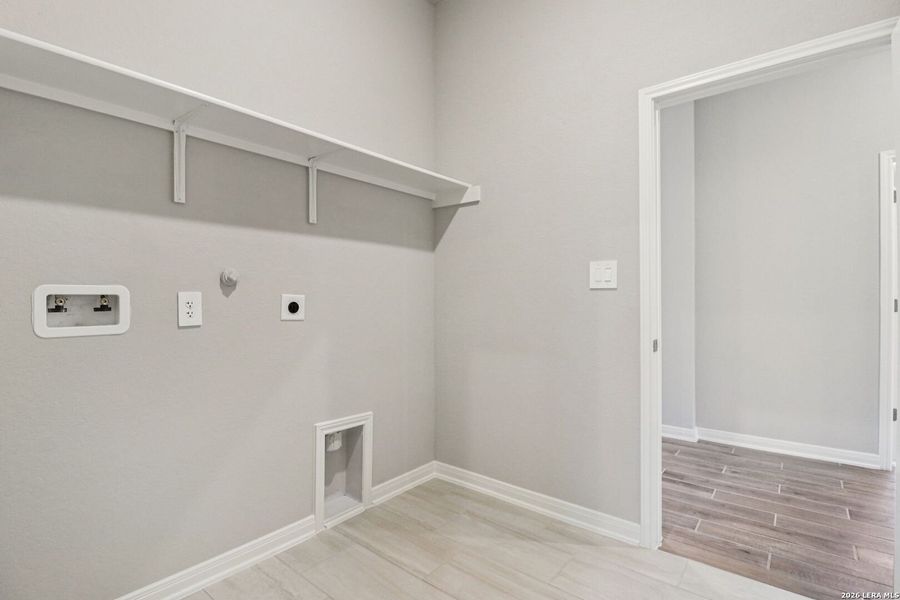 Spacious, unfurnished interior of a new home in Estancia Ranch - Classic Series, San Antonio (Image 26).