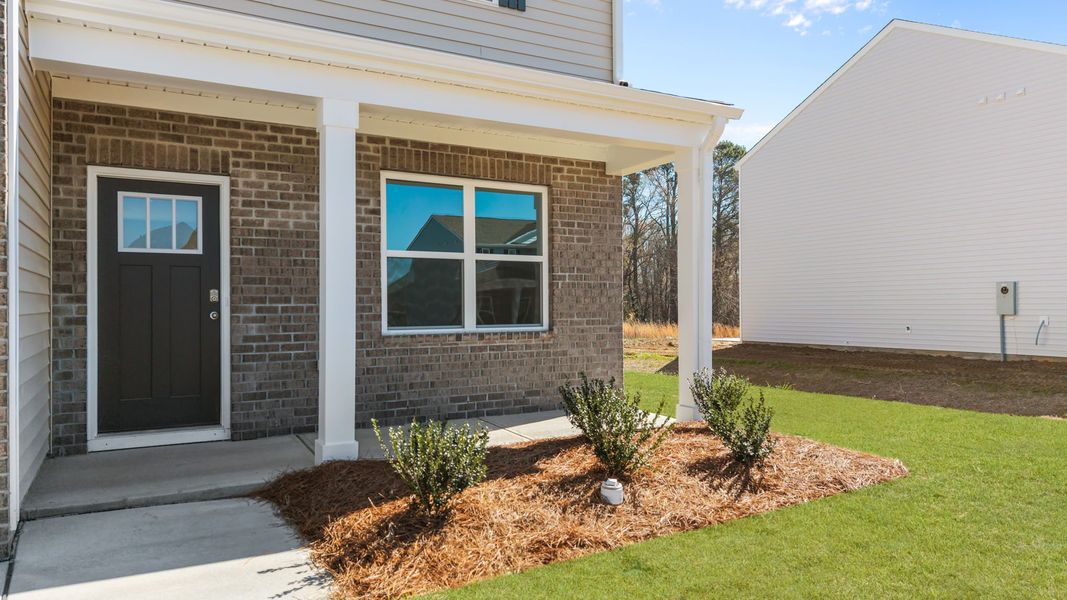Exterior details and patio area of a home in Villa Grande, Winterville (Image 3).