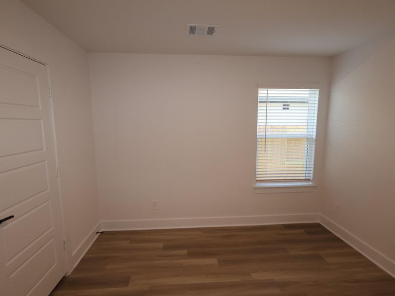 Spacious, unfurnished interior of a new home in Lone Star Landing, Montgomery (Image 24).