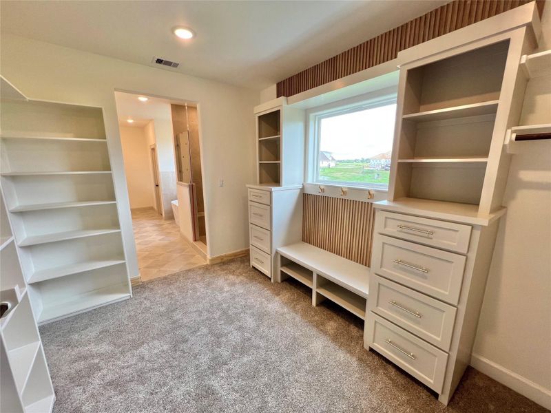 Spacious, unfurnished interior of a new home in , Angleton (Image 29).