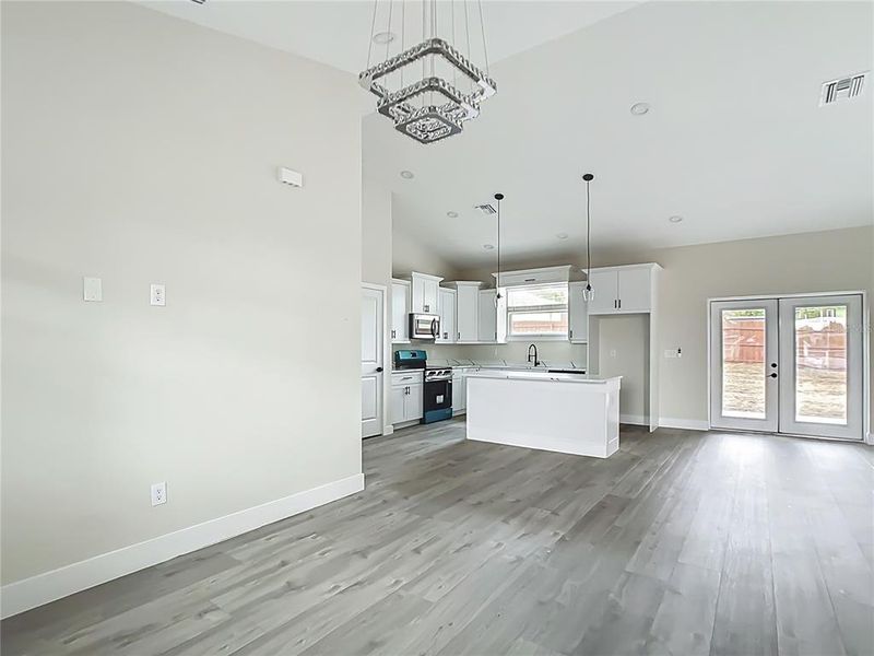 Spacious, unfurnished interior of a new home in , Ocala (Image 10).