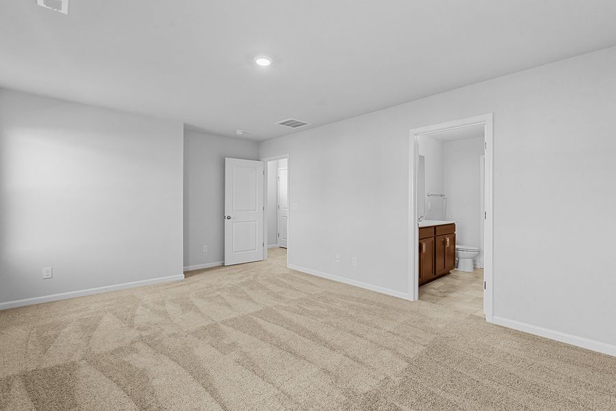 Spacious, unfurnished interior of a new home in Hanes Lake, Winston-Salem (Image 23).