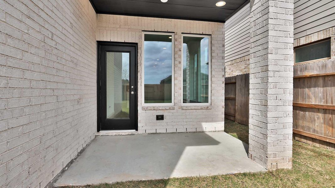 Exterior details and patio area of a home in Brookewater, Rosenberg (Image 4).