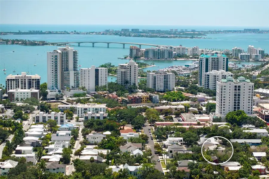 Condo located in Sarasota, FL showcasing its design and architecture (Image 6).