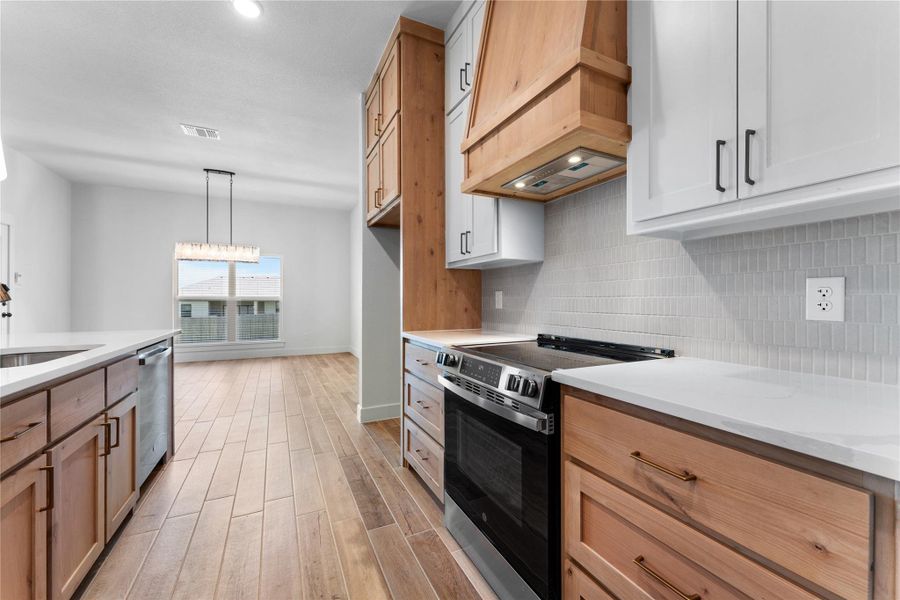 Furnished interior view inside a new home in , Killeen (Image 5).
