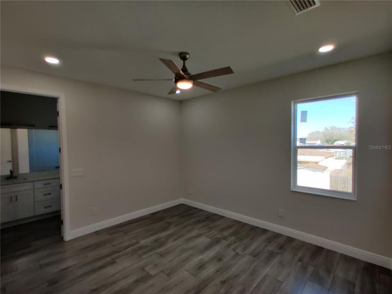 Spacious, unfurnished interior of a new home in , Tampa (Image 33).